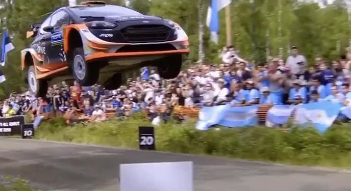 Cận cảnh pha bay xe như phim hành động trong WRC