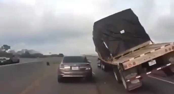 Chiếc xe tải bất chấp rủi ro vượt ẩu trên cao tốc