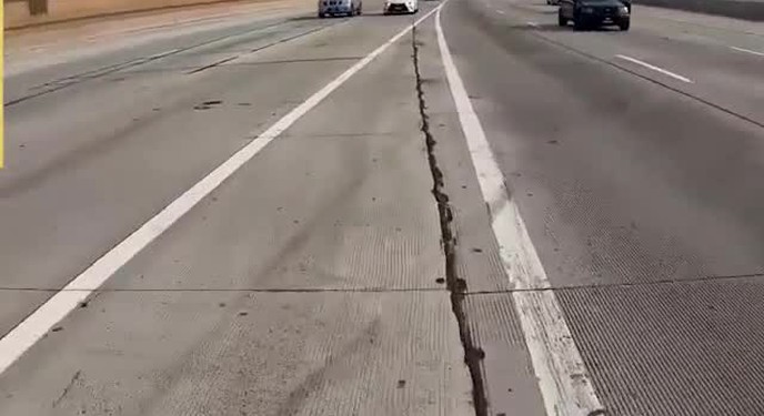 Chàng biker tốt bụng giúp lái xe ô tô thoát khỏi vị trí nguy hiểm trên cao tốc