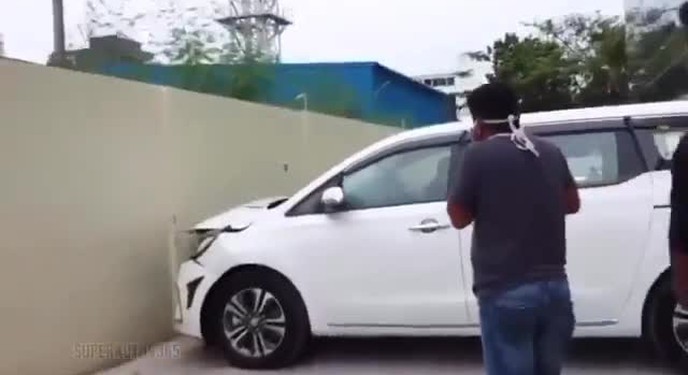 Người đàn ông lái xe đâm thẳng vào tường khi đang dời xe ra khỏi showroom