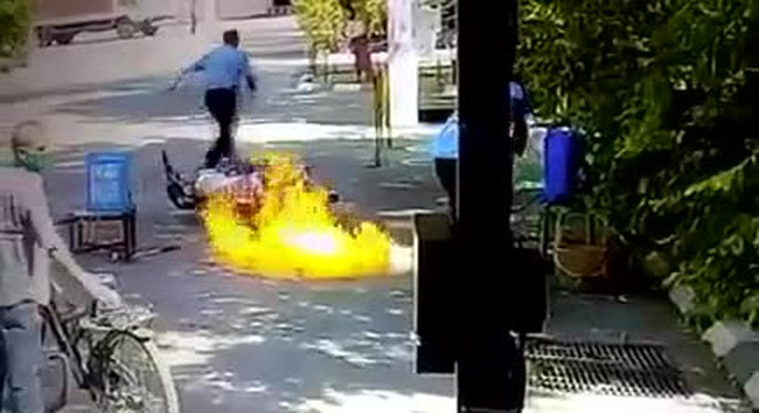 Xe máy bị bắt lửa khi được phun khử trùng