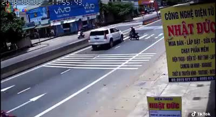 Người đàn ông lái xe máy suýt chút nữa gây hoạ vì sang đường bất cẩn