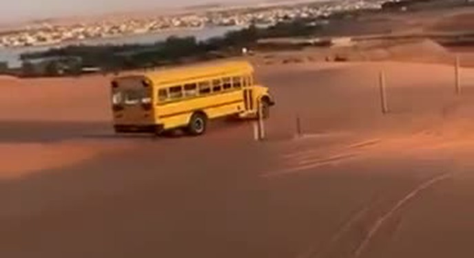 Dân chơi Dubai mang xe bus trường học vào nghịch cát sa mạc