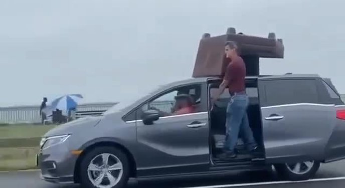 Người đàn ông vận chuyển đồ bằng xe hơi theo cách chẳng giống ai