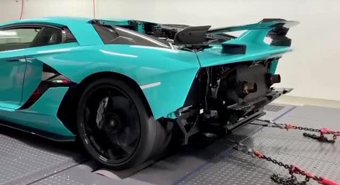 Kiểm chứng sức mạnh của Lamborghini Aventador SVJ trên bàn Dyno