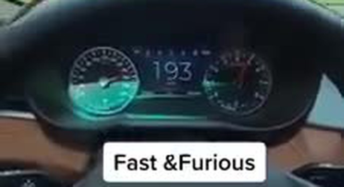 VinFast Lux chạy tốc độ 226 km/h gây tranh cãi trên mạng xã hội