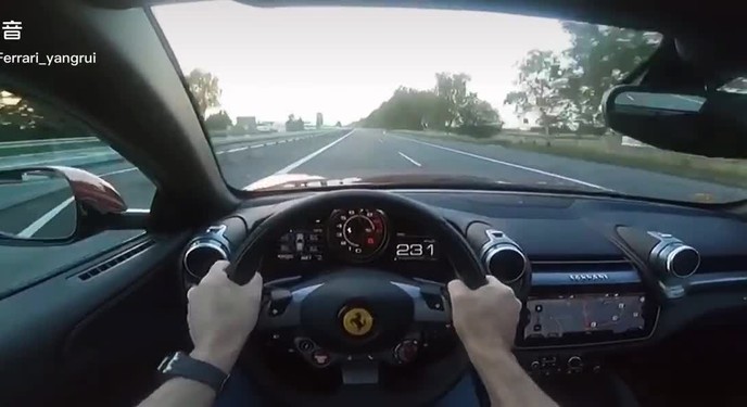 Đằng sau tay lái Ferrari dễ dàng bứt tốc qua 345 km/h