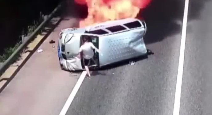 Ô tô bốc cháy nghi ngút sau khi va chạm trên đường cao tốc