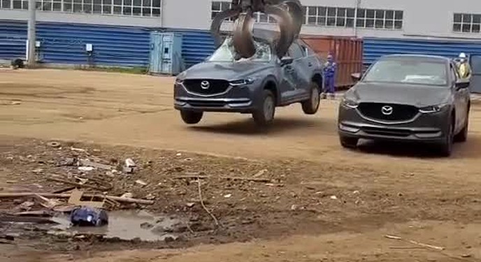 Fan Mazda CX-5 xem video này hẳn sẽ rất đau lòng