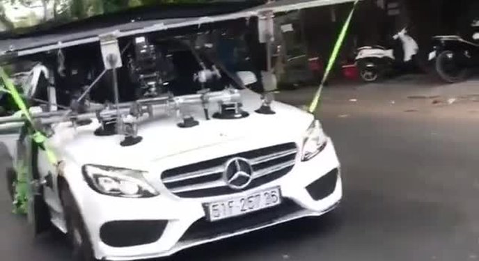 Bất ngờ cảnh quay phim với xe tại Việt Nam được lên fanpage nước ngoài