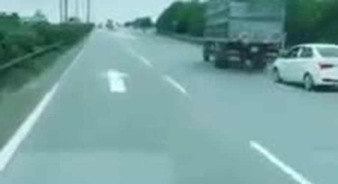 Xe tải chặn đầu ô tô trên đường cao tốc như phim hành động