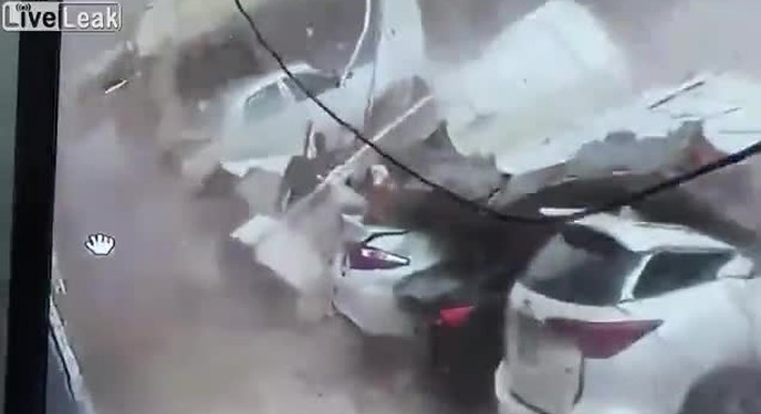 Bức tường bê tông đổ sụp phá nát 5 chiếc ô tô