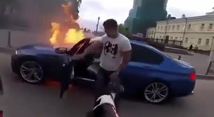 Pha xử lý bất ngờ của chủ nhân chiếc BMW khi xe bốc cháy