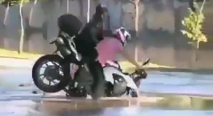 Cặp đôi lái mô tô ngã xuống cống vì bất cẩn