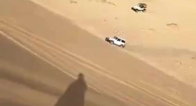 Trầm trồ trước bài thi offroad của các dân chơi xe Dubai trên sa mạc