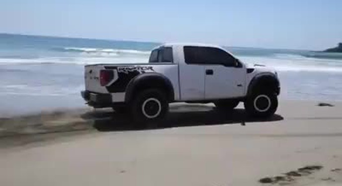 Xe bán tải ôm cua ngã nhào trên bãi biển, fan Toyota Fortuner được một tràng cười hả hê
