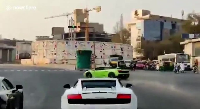 Tăng ga thể hiện khi đèn xanh, chủ nhân Lamborghini 'bẽ bàng' khi mất lái và gặp tai nạn