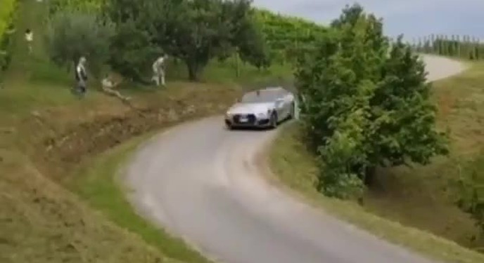 Audi RS5 vào cua với tốc độ cao và nhận cái kết xót ruột