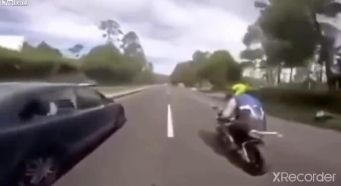 Cái kết 'đắng lòng' của tài xế khi tăng ga đua cùng biker