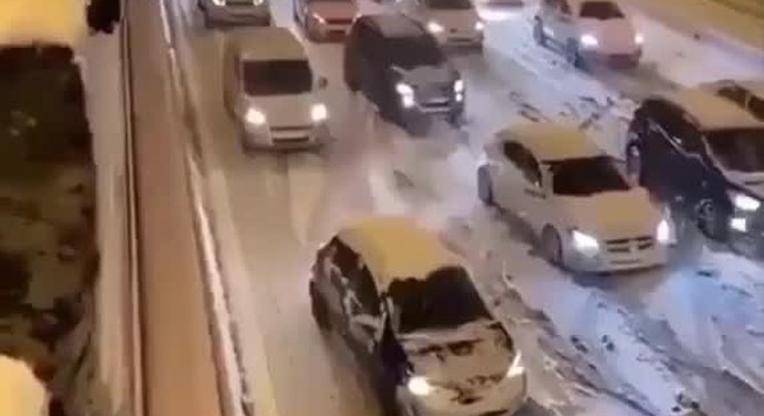 Cảnh tượng giao thông không tưởng khi tuyết rơi quá lớn tại Tây Ban Nha