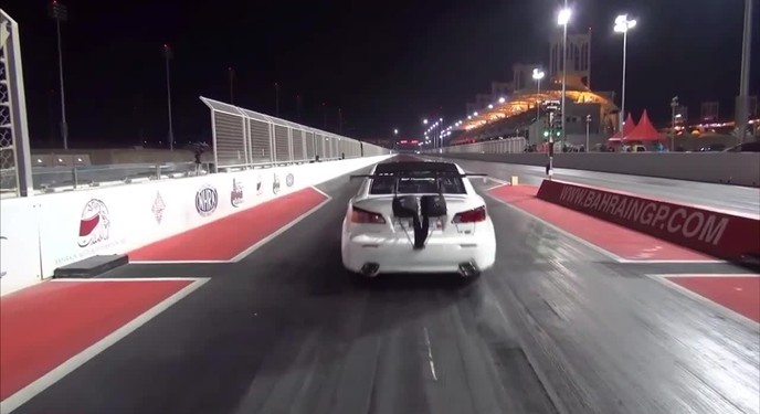 Lexus IS 'cất cánh' ngay sau khi xuất phát với tốc độ cao