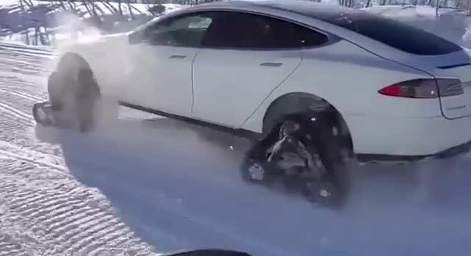 Tesla Model S độ khủng để vượt địa hình tuyết