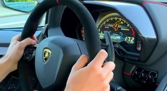 Hồi hộp xem Lamborghini Aventador SV đạt vận tốc hơn 320 km/h