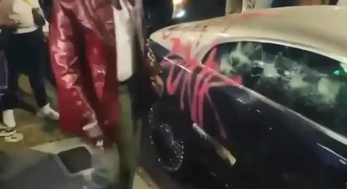 Nhóm thanh niên cười nói phá nát chiếc Rolls-Royce Wraith trên đường phố