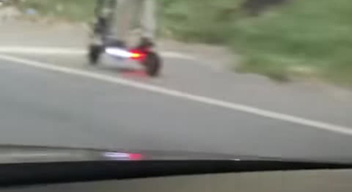 Chàng trai chạy scooter với tốc độ kinh ngạc trên cao tốc