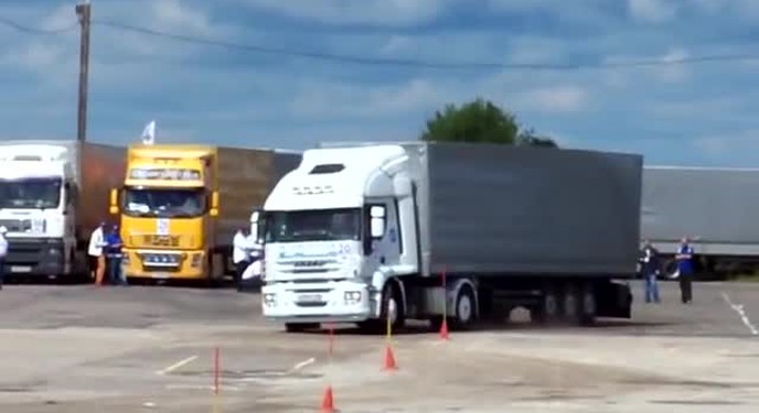 Khi các lái xe tải thể hiện khả năng lái lụa