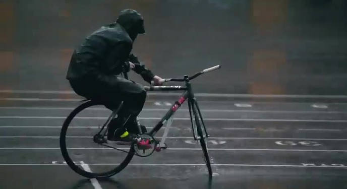 Làm thế nào để bạn nhìn thật 'nghệ' khi chạy xe trong mưa