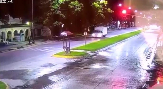 Từ tốn dừng đèn đỏ, xe tải vẫn bị húc đuôi bởi một tay đua đường phố