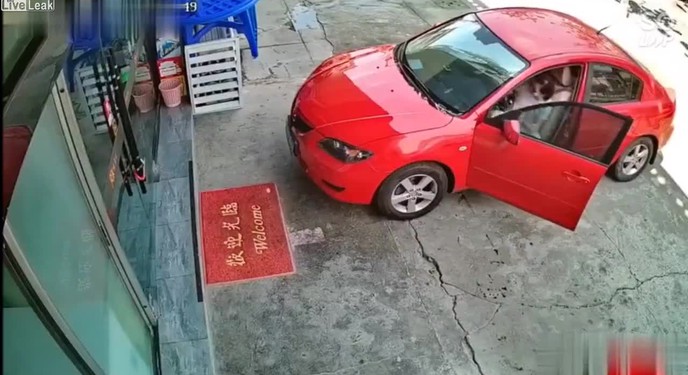 Vừa lên xe, cô gái san bằng nhà hàng ăn vì đạp nhầm chân ga