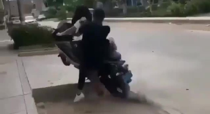 Đừng ngồi sau tai lái của phụ nữ khi tập xe côn tay