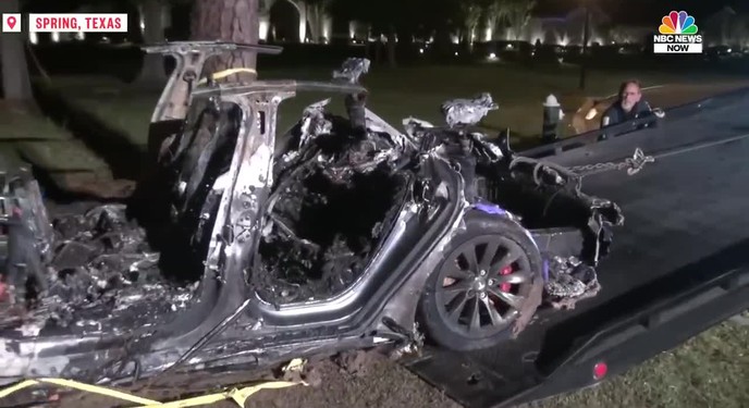 Tai nạn xe Tesla kinh hoàng, cảnh sát phát hiện không ai ngồi ghế lái