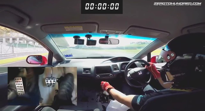 Kỹ thuật chân điêu luyện của tay đua khi cầm lái một chiếc Honda Civic số sàn