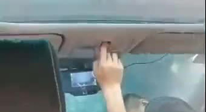 Chủ xe dở khóc dở cười vì quên đóng cửa sổ trời khi đi vào trạm rửa xe tự động