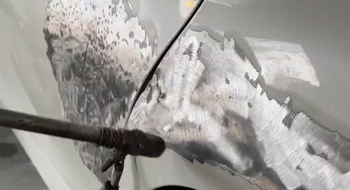 Đây là cách hàn một chiếc BMW bị rách một vết lớn ở cửa