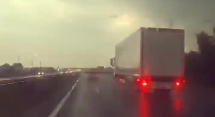 Đang đi trên cao tốc, xe tải bị sét đánh trúng