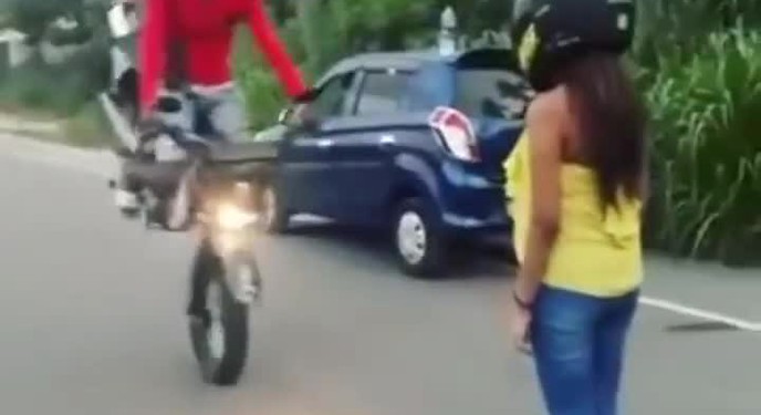 Biểu diễn kỹ thuật stoppie hôn bạn gái, biker ngã nhào về phía trước