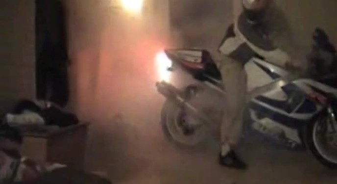 Thanh niên thể hiện đốt lốp mô tô ngay trong phòng khách