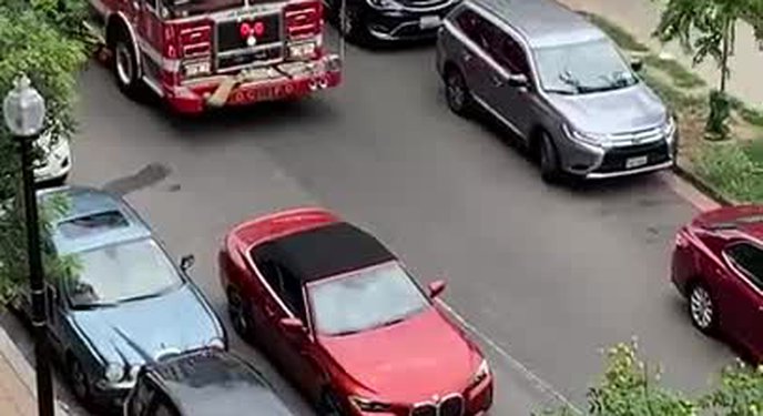 BMW đỗ giữa đường khiến xe cứu hỏa 'đứng hình' 5 phút