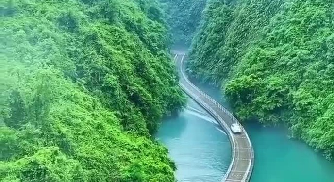 Cây cầu nổi tại thành phố Ân Thi, Trung Quốc: Gợn sóng chạy theo mỗi khi có xe chạy qua