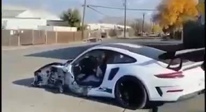 Porsche 911 rụng một bánh vẫn di chuyển bình thường