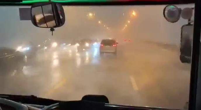 Xe buýt chủ động chắn gió cho người đi xe buýt trên cầu Vĩnh Tuy trong cơn mưa lớn hồi đầu tháng 7 - Video: HOÀNG QUÂN