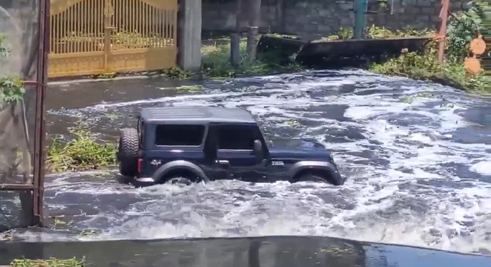 SUV trổ tài 'bơi' qua dòng lũ