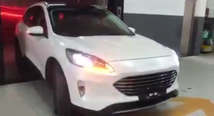 Ford Escape 2020 đầu tiên lăn bánh tại Việt Nam