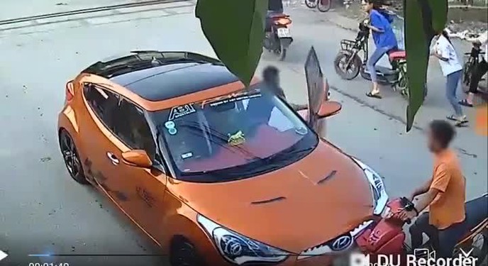 Đâm trực diện chiếc Hyundai Veloster, thanh niên chạy xe máy bị tài xế đấm liên tục vào mặt