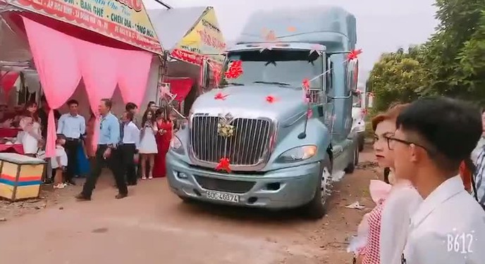 Chú rể Đồng Nai dùng 6 xe container đi rước dâu
