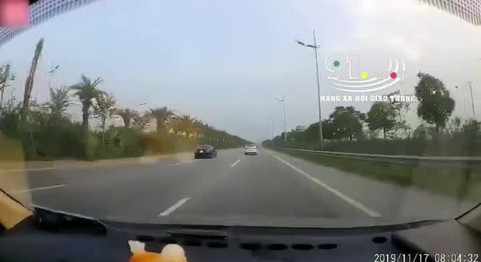 2 người phụ nữ chạy xe tốc độ cao trên cao tốc Nhật Tân - Nội Bài, khung cảnh cuối khiến người ta hoảng sợ